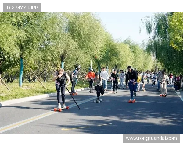 城市马拉松赛事回顾成都滑板队展现出色团队协作精神